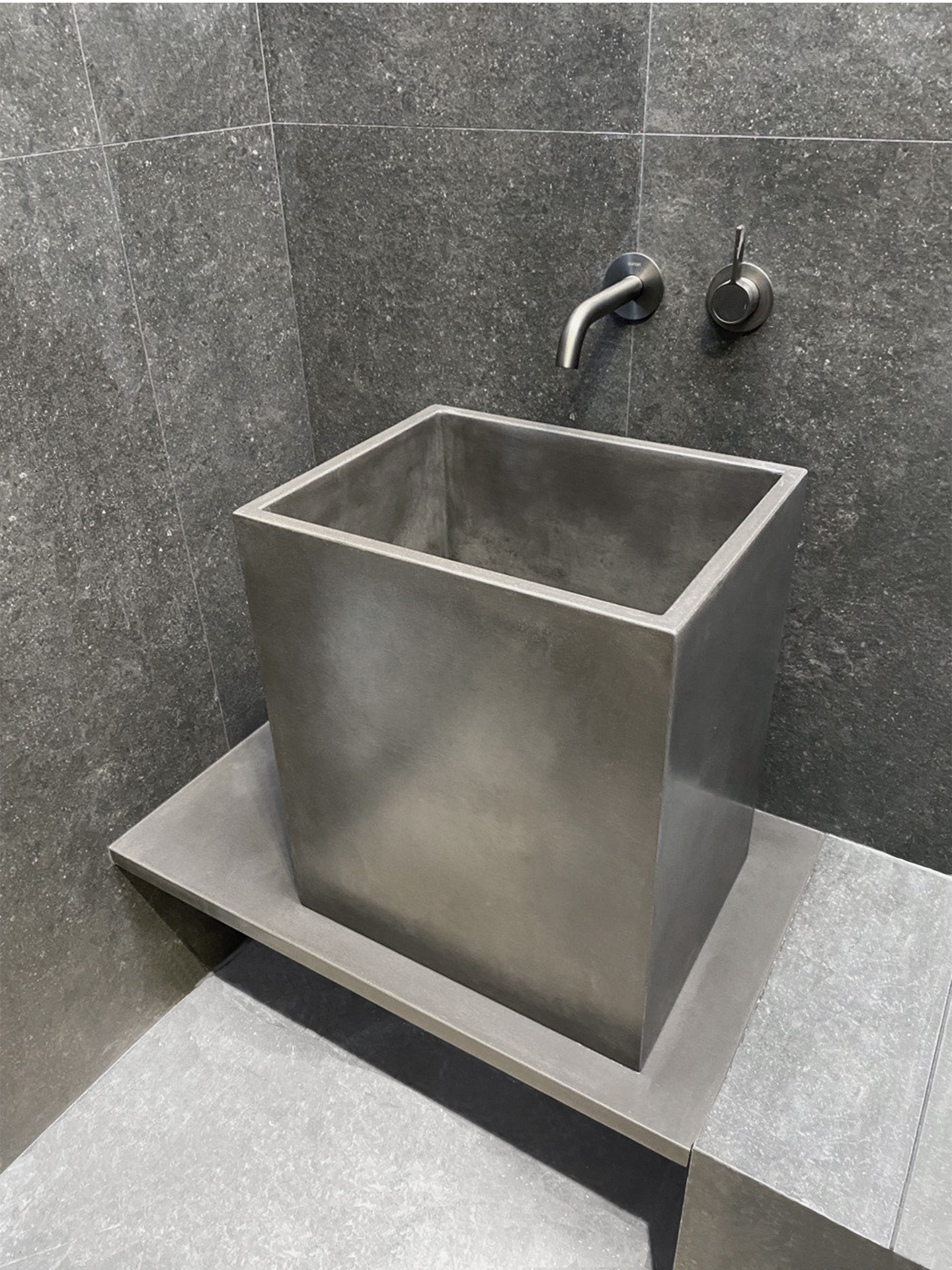 Раковина из бетона в виде бочки